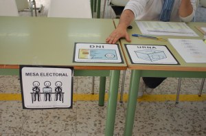 Señalización con pictogramas de colegios electorales en Málaga, 2011. Imagen publicada por José Manuel Marcos en el blog Informática para Educación Especial. 